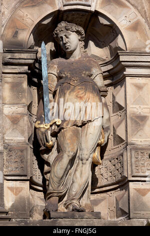 Statue der Justitia mit Schwert und Waage in Leiden, Holland Stockfoto