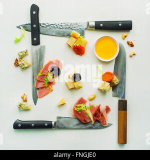 Vorspeise mit Käse, Fleisch, getrocknete Früchte und Honig Stockfoto