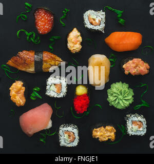 Sushi Muster auf einem dunklen Hintergrund Stockfoto