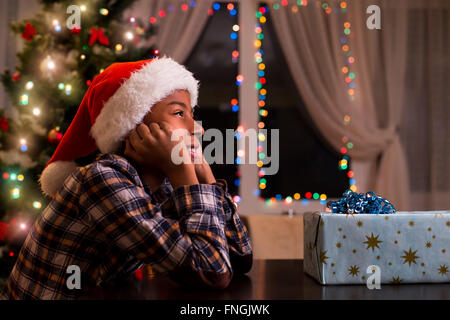 Lächelnde junge im Weihnachtsmütze. Stockfoto