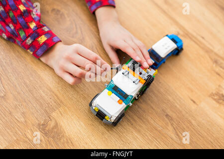 Kind mit kleinen Spielzeug-Schraubenschlüssel. Stockfoto