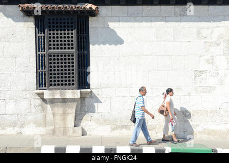 Santiago De Cuba, Kuba - 13. Januar 2016: Passanten vor Geschichtsmuseum in Santiago De Cuba, Kuba Stockfoto