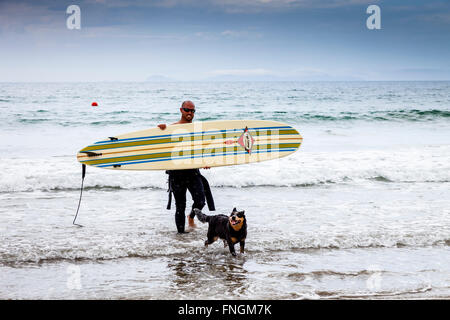 Ein junger Mann geht Surfen, waipu Cove, Waipu, Northland, Neuseeland Stockfoto