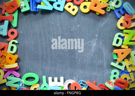 Hintergrund der Tafel mit farbigen Buchstaben-Blöcke als frame Stockfoto