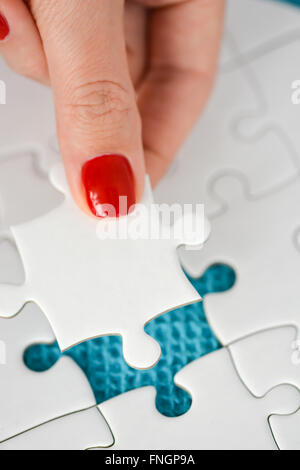 Frau Hand passend das richtige Stück puzzle vorgeschlagen Business-Networking-Konzept Stockfoto