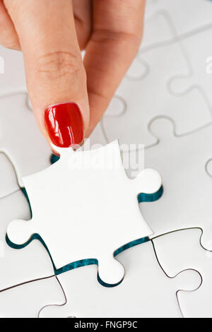 Frau Hand passend das richtige Stück puzzle vorgeschlagen Business-Networking-Konzept Stockfoto