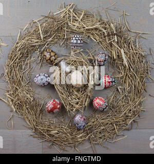 Symbol Sonne-Osternest aus Holz Eiche Hintergrund anmelden Stockfoto