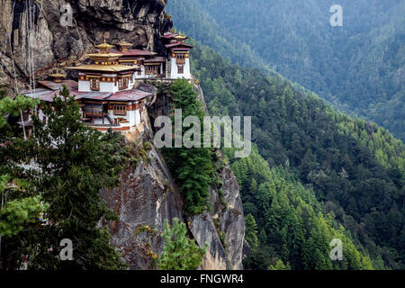 Paro Taktsang, auch als das Tiger's Nest bekannt, ist eine heilige Vajrayana Himalaya-buddhistische Stätte, die sich an der Klippe des Paro-Tals in Bhutan befindet. Stockfoto
