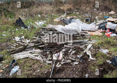 Illegale Asbest Schuttplatz in öffentlichen Ort, Stoke GROSSBRITANNIEN Stockfoto