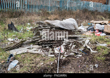 Illegale Asbest Schuttplatz in öffentlichen Ort, Stoke GROSSBRITANNIEN Stockfoto