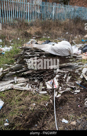 Illegale Asbest Schuttplatz in öffentlichen Ort, Stoke GROSSBRITANNIEN Stockfoto