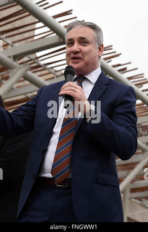 Edinburgh, Schottland, Vereinigtes Königreich, 10. März 2016. Scottish-Schrank-Sekretärin für ländliche Angelegenheiten RIchard Lochhead hält einen Mikrofon Stockfoto