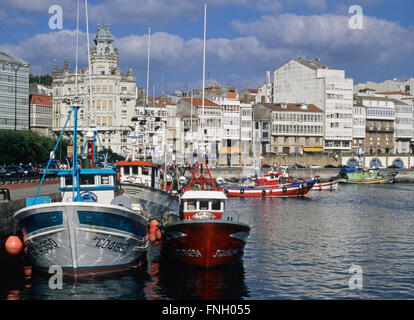 Angeln, Boote und Uferpromenade Avenida Marina, La Coruna, Galicien, Spanien Stockfoto