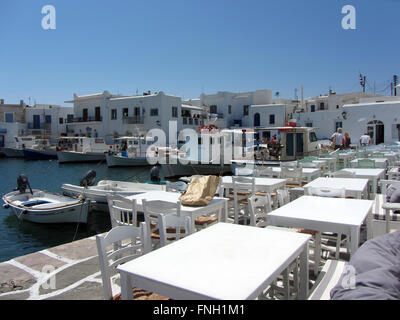 Griechenland, Kykladen, Insel Paros, Naoussa, Restaurant in der Nähe des Hafens Stockfoto