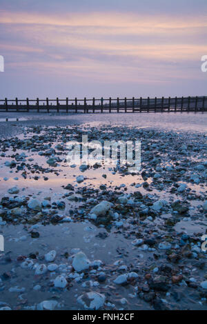 Landschaft von Climping Beach in West Sussex bei Sonnenuntergang Stockfoto