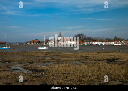 Ansicht von Bosham Quay aus über den Hafen. Heilige Dreiheit-Kirche befindet sich im Zentrum des Bildes Stockfoto