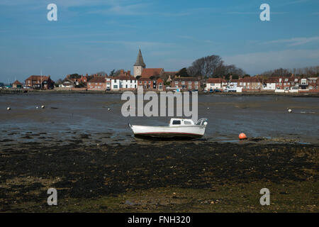 Ansicht von Bosham Quay aus über den Hafen. Heilige Dreiheit-Kirche befindet sich im Zentrum des Bildes Stockfoto