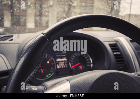 Moderne Auto Innenraum Fragment mit Lenkrad und Systemsteuerung. Tonwertkorrektur-Foto-Filter-Effekt, alten Stil Stockfoto