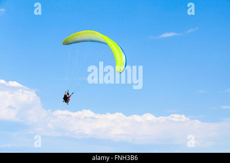 Gleitschirme in strahlend blauen Himmel, Tandem Instruktor und Anfänger Stockfoto