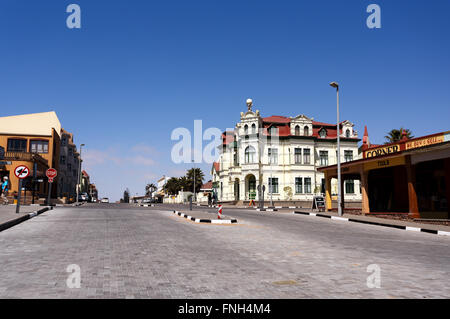 SWAKOPMUND, NAMIBIA - 8. Oktober 2014: Schöne deutsche Kolonialarchitektur auf Stret von Swakopmund. Stadt wurde 1892 gegründet, Stockfoto