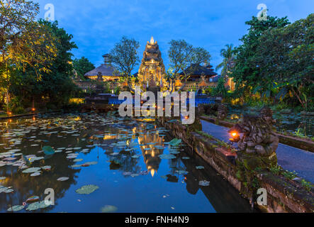 Pura Saraswati Tempel mit schönen Lotus-Teich in der Abenddämmerung vor dem Tanz zeigen, Ubud, Bali, Indonesien Stockfoto