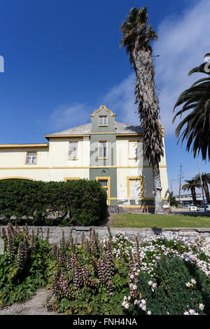 SWAKOPMUND, NAMIBIA - 8. Oktober 2014: Schöne deutsche Kolonialarchitektur auf Stret von Swakopmund. Stadt wurde 1892 gegründet, Stockfoto