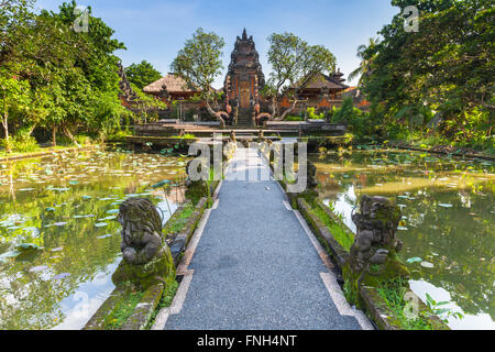 Pura Saraswati Tempel mit schönen Lotus Teich, Ubud, Bali, Indonesien Stockfoto