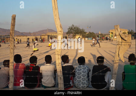 Jungs spielen Fußball in ihren Schule. Im Vordergrund sind lokalen Jungs das Spiel (Äthiopien) beobachtet. Stockfoto