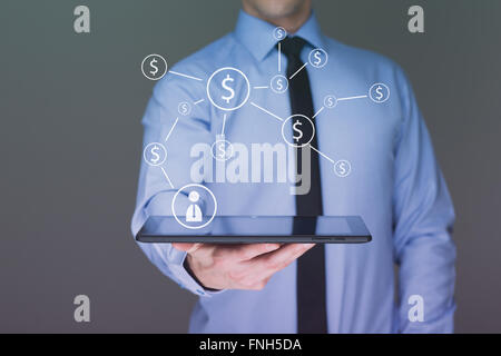 Geschäftsmann mit einem Tablet-pc mit Dollar Symbole. Internet und Business-Konzept. Stockfoto