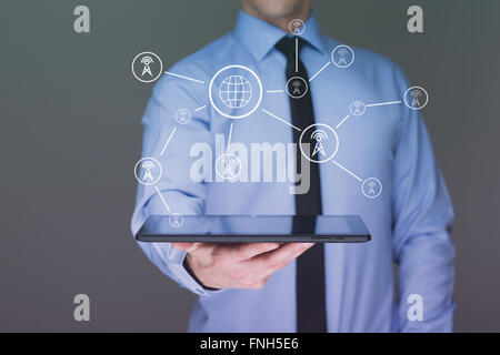 Geschäftsmann mit einem TabletPC. Telekommunikation-Türme zeigt. Kommunikationskonzept Stockfoto