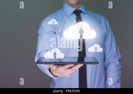 Geschäftsmann mit Tablet-PC mit social-Media-Symbol festlegen Stockfoto