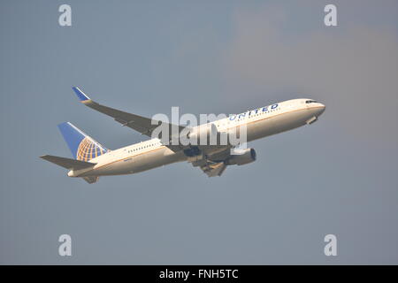 United Airlines Boeing 767-300ER N664UA ausgehend von London Heathrow Airport, Großbritannien Stockfoto