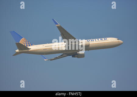 United Airlines Boeing 767-300ER N664UA Landung am Flughafen London Heathrow, Vereinigtes Königreich Stockfoto