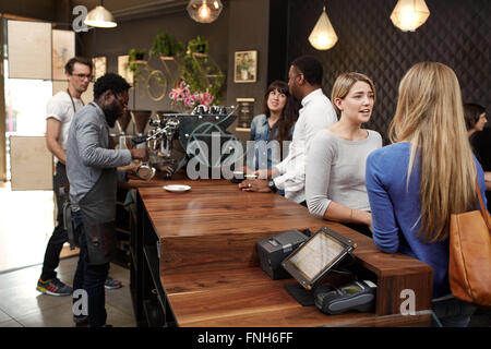 Baristas arbeiten hinter Theke des modernen Café mit Custome beschäftigt Stockfoto