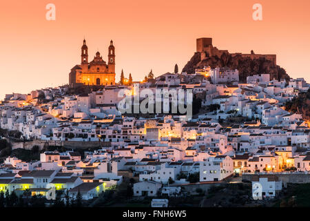 Malerischen Sonnenuntergang Skyline von der weißen Stadt Olvera, Andalusien, Spanien Stockfoto