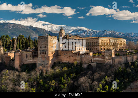 Alhambra-Palast mit der verschneiten Sierra Nevada im Hintergrund, Granada, Andalusien, Spanien