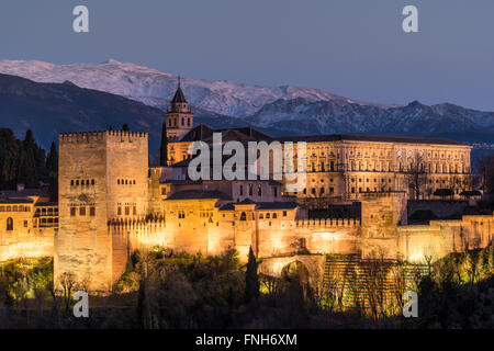 Zeigen Sie in der Dämmerung der Alhambra-Palast mit der verschneiten Sierra Nevada im Hintergrund, Granada, Andalusien, Spanien an