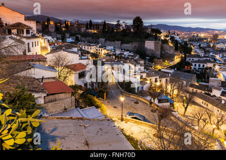 City Skyline bei Dämmerung, Granada, Andalusien, Spanien Stockfoto