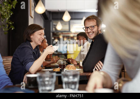 Mann lächelnd während auf ein Kaffee-Date mit seiner Freundin Stockfoto