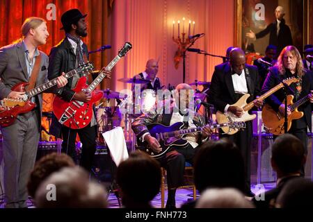 Legendäre blues-Künstler b.b. King, zentrieren, führt neben anderen Künstlern während der Aufführung In im Weißen Haus: Red, White and Blues Konzert im East Room des weißen Hauses 21. Februar 2012 in Washington, DC. (L, R): Derek Trucks, Gary Clark Jr., b.b. King, Buddy Guy und Warren Haynes. Stockfoto