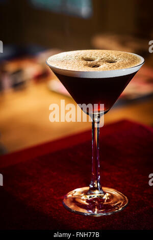 Espresso Kaffee Martini cocktail Drink in der Bar in der Nacht Stockfoto