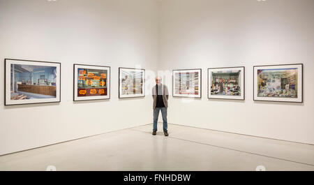London, UK. 15. März 2016. Im Bild: Fotograf Jim Dow (USA). Die Ausstellung Strange und vertraut: Großbritannien als Revealed von internationalen Fotografen, kuratiert von Martin Parr in der Barbican Art Gallery am 16. März eröffnet und läuft bis zum 19. Juni 2016. Stockfoto