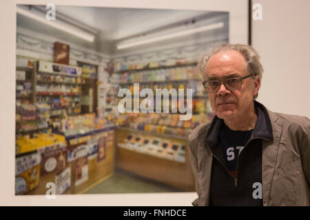 London, UK. 15. März 2016. Im Bild: Fotograf Jim Dow (USA). Die Ausstellung Strange und vertraut: Großbritannien als Revealed von internationalen Fotografen, kuratiert von Martin Parr in der Barbican Art Gallery am 16. März eröffnet und läuft bis zum 19. Juni 2016. Stockfoto