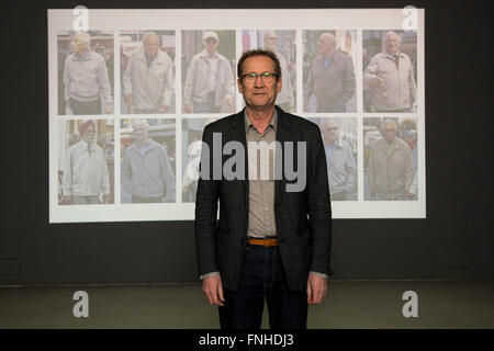 London, UK. 15. März 2016. Fotograf Hans Eijkelboom aus den Niederlanden. Die Ausstellung Strange und vertraut: Großbritannien als Revealed von internationalen Fotografen, kuratiert von Martin Parr in der Barbican Art Gallery am 16. März eröffnet und läuft bis zum 19. Juni 2016. Stockfoto