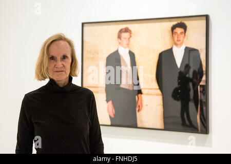London, UK. 15. März 2016. Fotografin Tina Barney (USA). Die Ausstellung Strange und vertraut: Großbritannien als Revealed von internationalen Fotografen, kuratiert von Martin Parr in der Barbican Art Gallery am 16. März eröffnet und läuft bis zum 19. Juni 2016. Stockfoto
