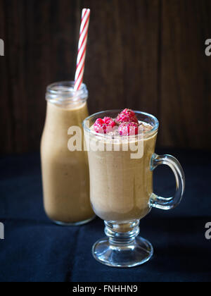 Vegan gesund dunkle Schokolade Avocado Smoothie mit Himbeeren serviert. Stockfoto