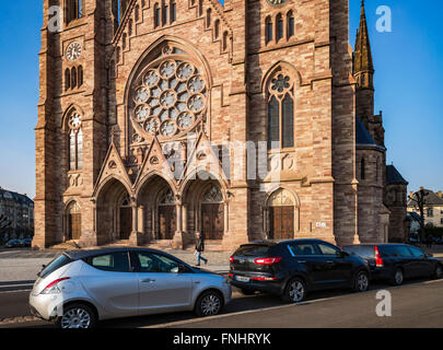 Parkende Autos vor St. Paul evangelische Kirche des 19. Jahrhunderts, Straßburg, Elsass, Frankreich Stockfoto