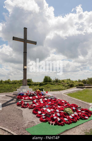 Mohn Kränze am Lochnagar Grube Krater Memorial, La Boisselle, Frankreich, an der 98. Jahrestag an der Somme offensive gelegt. Stockfoto