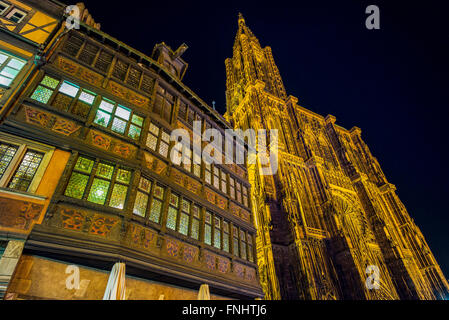 Mittelalterliches Haus Maison Kammerzell und gotische Kathedrale Notre-Dame 14. Jahrhundert in der Nacht, Straßburg, Elsass, Frankreich Stockfoto