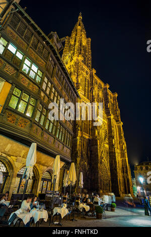 Mittelalterliches Haus Maison Kammerzell und gotische Kathedrale Notre-Dame 14. Jahrhundert in der Nacht, Straßburg, Elsass, Frankreich Stockfoto